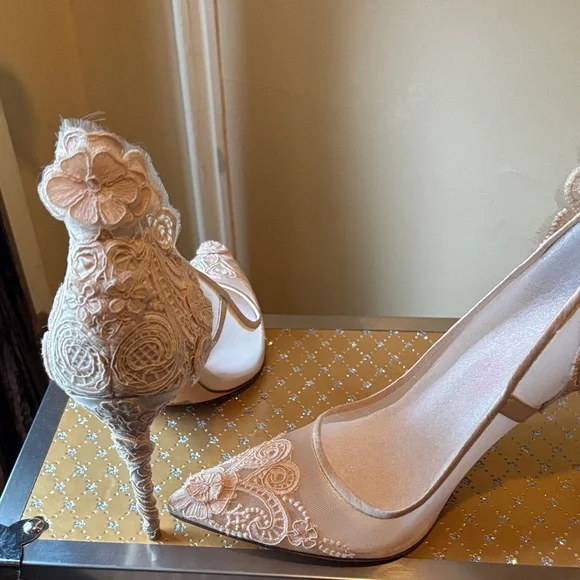 Vince rare find !!!!  Floral Lace Heels in Cream - Picture 2 of 6
